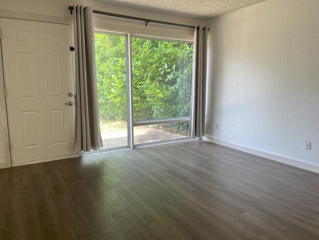Building Photo - Modern 3-Bedroom Charmer with Bright Inter...