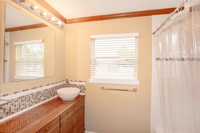 Building Photo - 2569 Cliff Dr