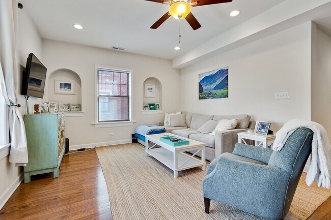 Building Photo - 1823 W Leland Ave