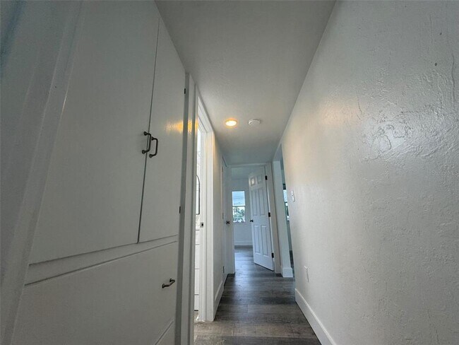 Building Photo - 116 Myakka Dr