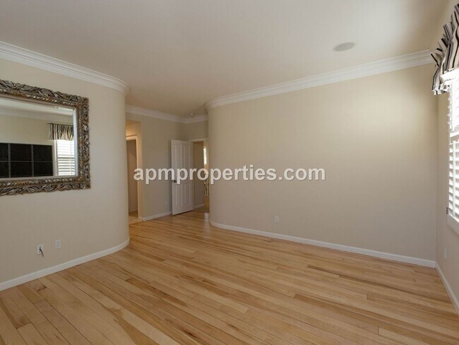 Building Photo - Upscale 3 Bedroom + Den, 4 bath, Detached Cottage, in Gale Ranch!