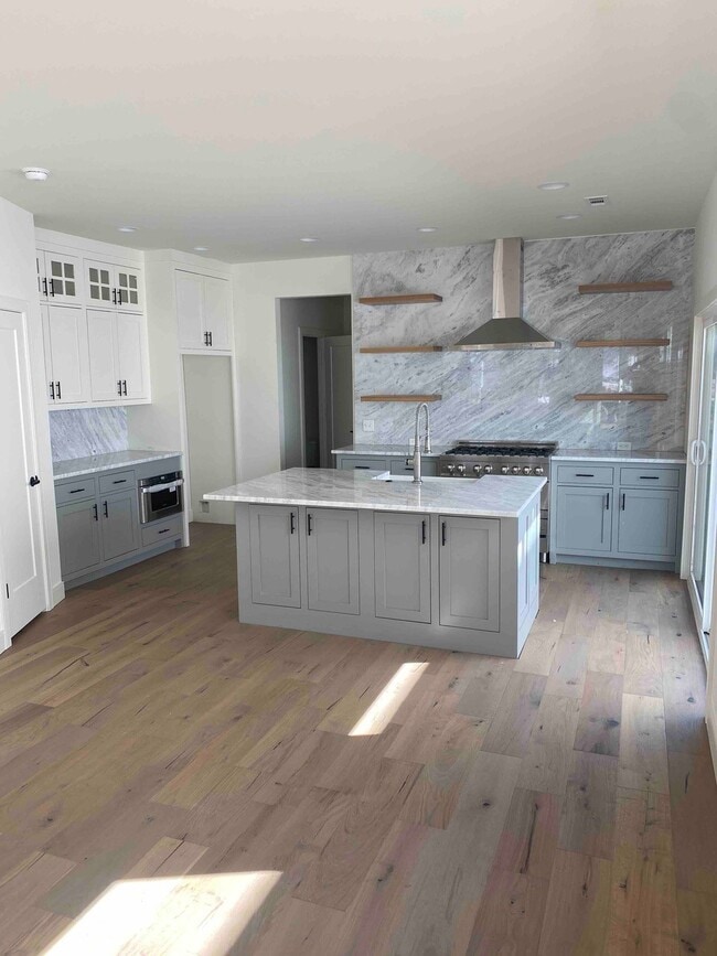 Building Photo - Holly Luxury Living