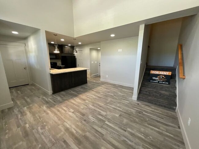 Building Photo - 2 bedroom 2 1/2 bath 2 car garage small do...