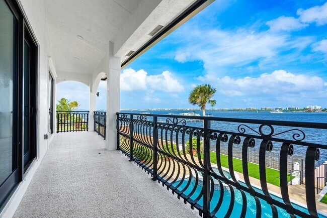 Building Photo - 1 18th Ave S