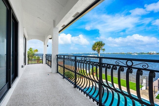 Building Photo - 1 1st Ave S