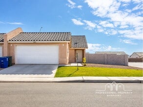Building Photo - 3-bedroom, 2-bathroom home in Desert Sky
