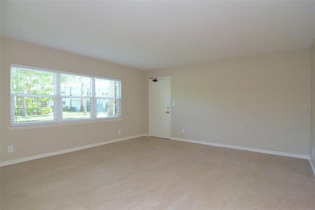 Building Photo - 606 12th Ave NE