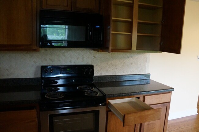 Kitchen - 749 Aeronca Rd NW