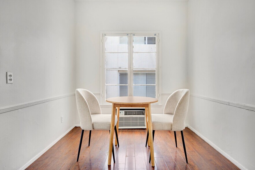 Building Photo - 135 S Reeves Dr