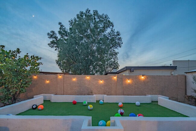 Building Photo - 6411 E Thunderbird Rd