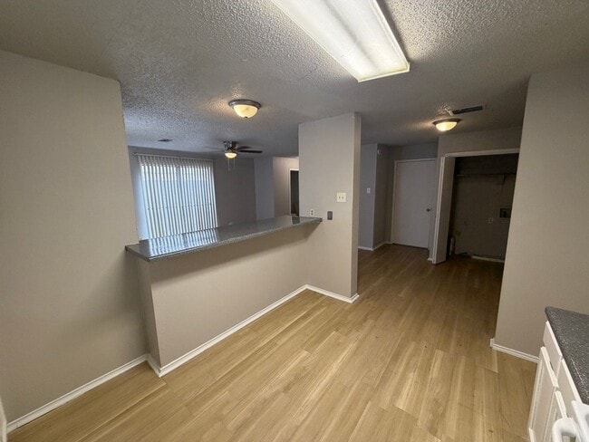 Building Photo - Townhouse Available Now!