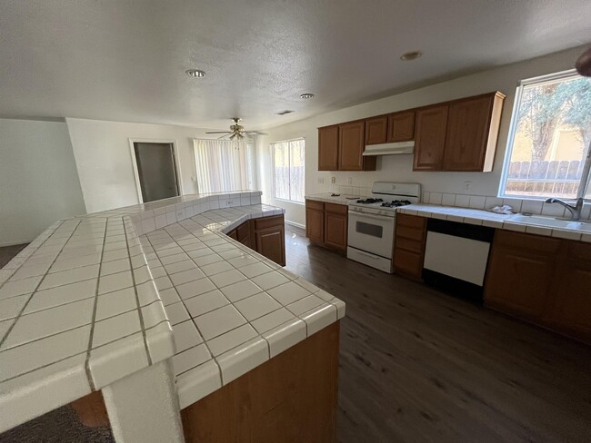 Building Photo - 328 Roadrunner Dr