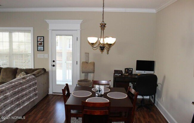 Building Photo - 2325 Dovedale Dr