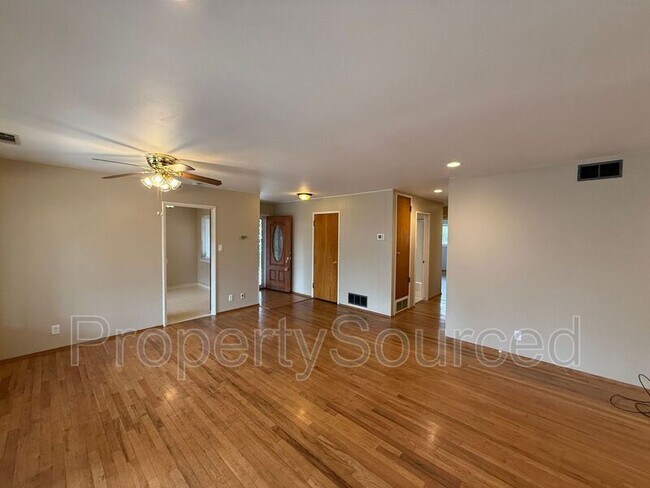 Building Photo - 1537 Maplewood Dr
