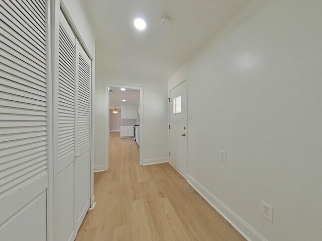 Building Photo - 117 Deerwood Dr