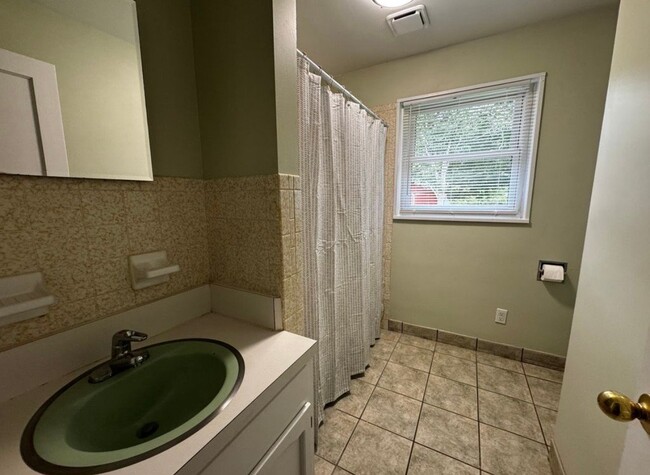 Building Photo - 4011 Rolling Hill Dr