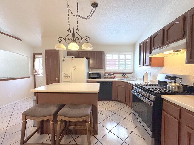 Building Photo - East El Paso 3bed/2bath Refrig A/C!