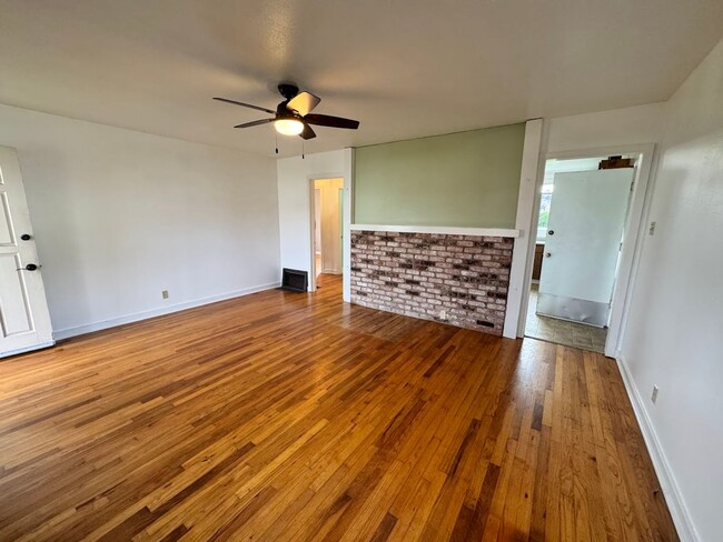 Building Photo - Charming 2 Bedroom 1 Bath home Located on ...