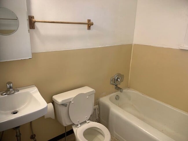 Building Photo - 4 Bed, 1 3/4 bath home on Pioneer Hill next to a park