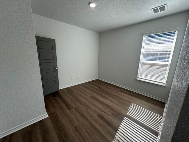 Building Photo - AVAILABLE NOW!