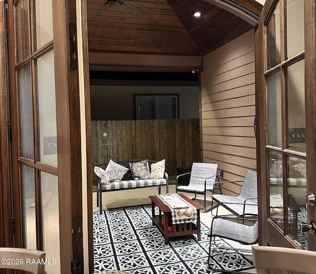 Building Photo - 330 Dunvegan Ct