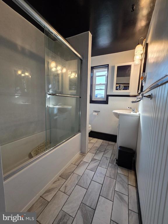 Building Photo - 14 Scarlet Ave