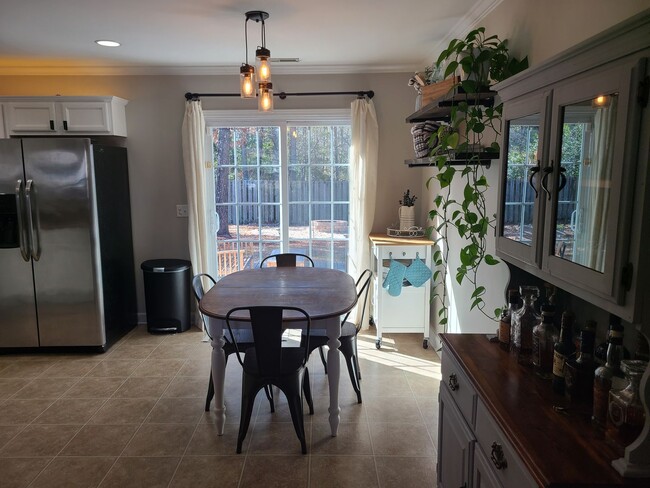 Building Photo - 3 Bedroom, 2 bath home located in The Land...