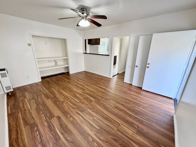Building Photo - 5223 De Longpre Ave