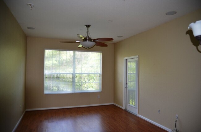 Building Photo - Cute 3/2 Condo in Horizons at Vista Lakes (Gated) with Updated Flooring and Front Parking Space