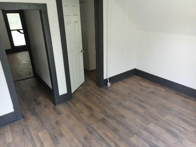 Building Photo - 744 E Walnut St