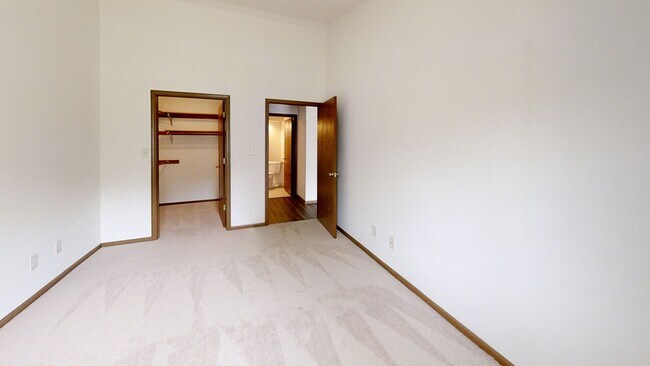 Building Photo - RENOVATED Condo Style Upper 2 Bedroom 2 Bathroom Apartment is Available
