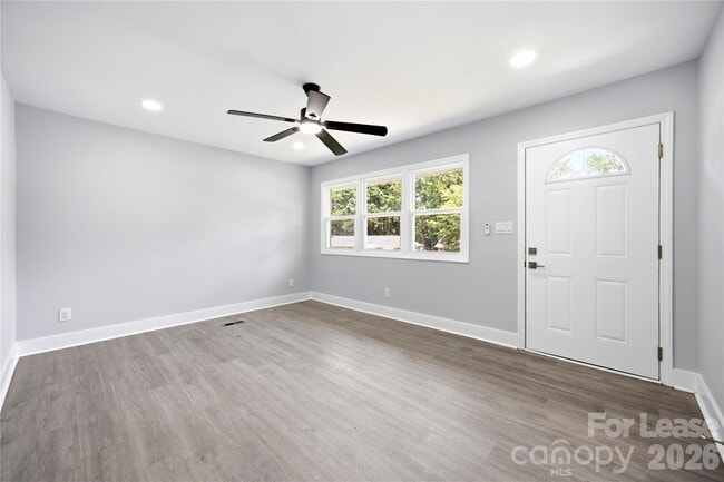Building Photo - 553 Derrydowne Dr
