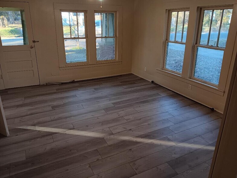 Building Photo - 112 E Nelson St