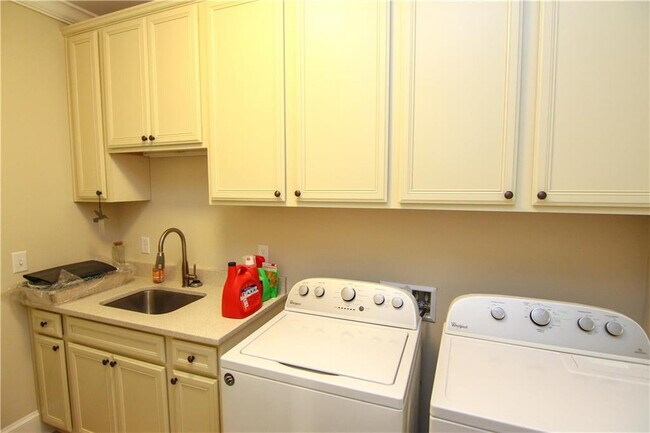 Building Photo - 105 Gascoigne Ave