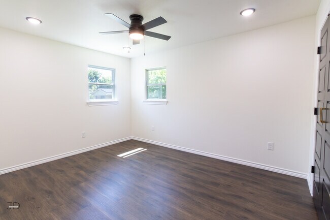 Building Photo - 1310 Eleanor St