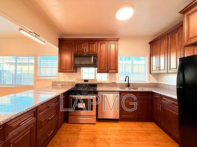 Building Photo - 1536 4th Ave