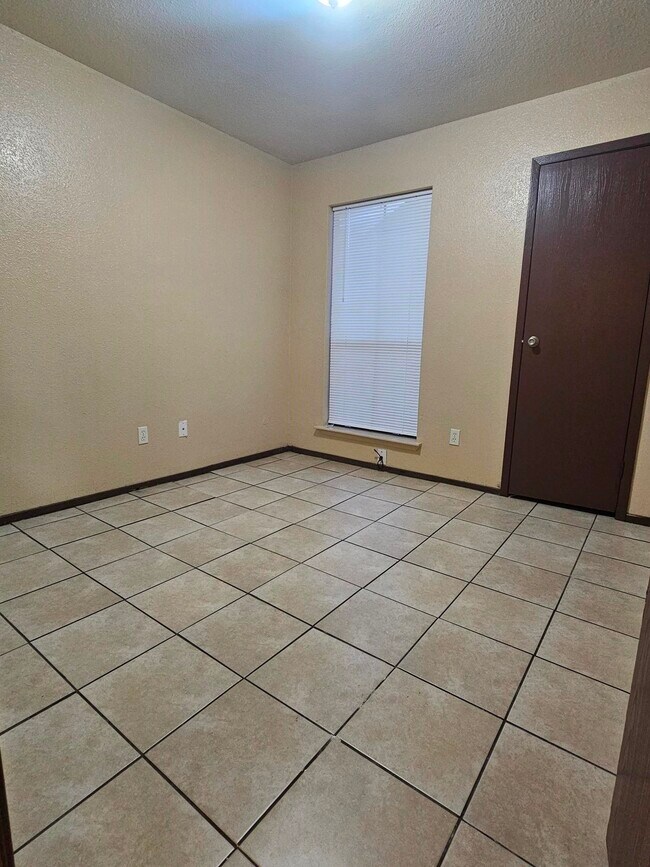 Building Photo - 13480 S Thorntree Dr