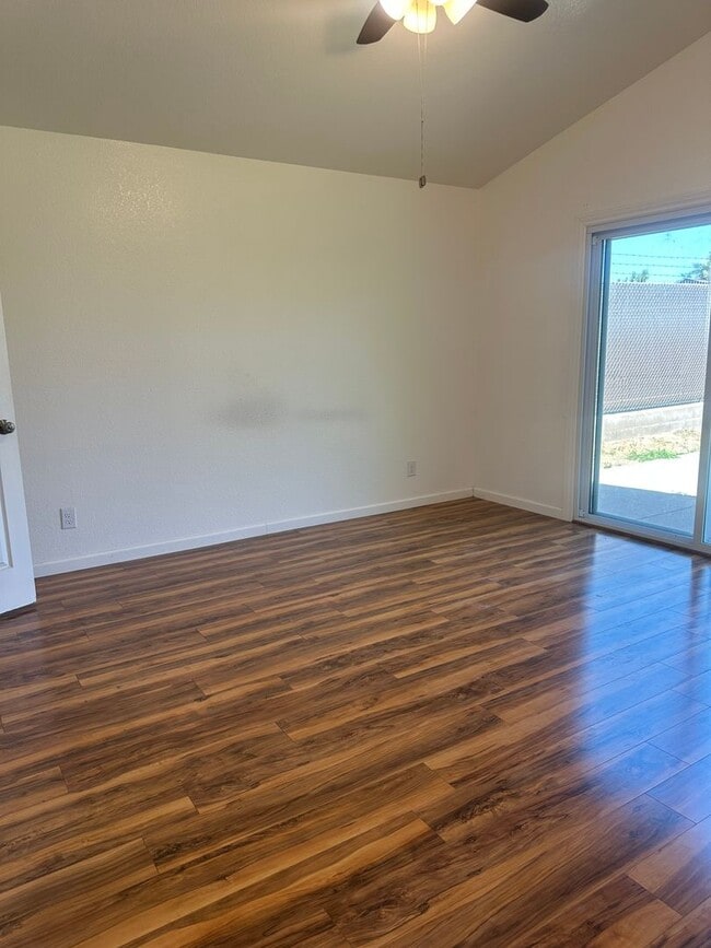 Building Photo - Beautiful Single Story Home Ready To Be Ca...