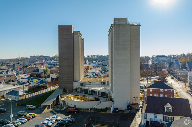 Building Photo - Bowling Green Towers