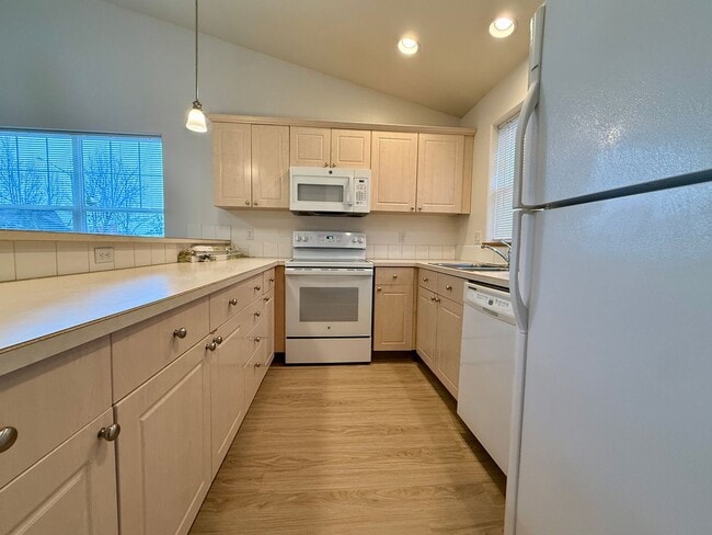 Building Photo - COME TAKE A LOOK AT THIS BEAUTIFUL NEWLY UPDATED HOME IN REDMOND!!