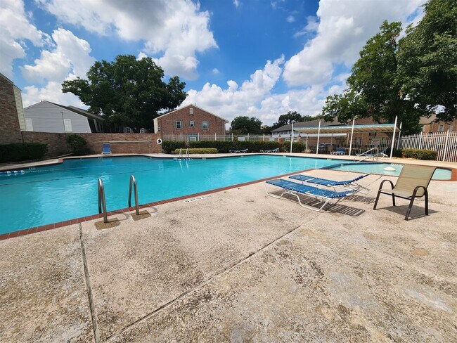 Building Photo - 6340 Chevy Chase Dr