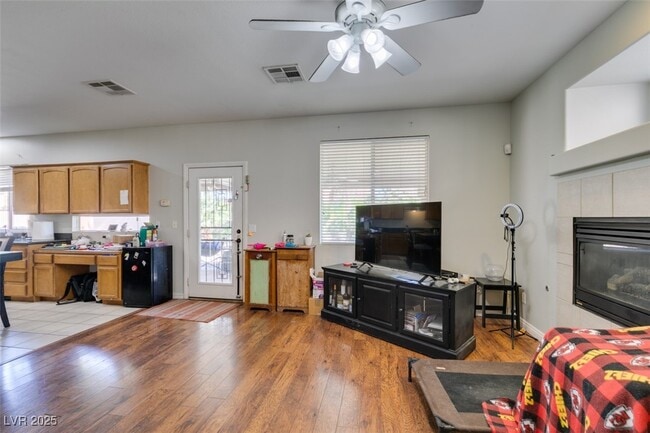 Building Photo - 1048 Painted Daisy Ave