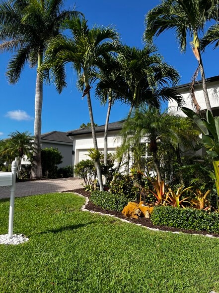 Private Parking - 38 Lake Eden Dr