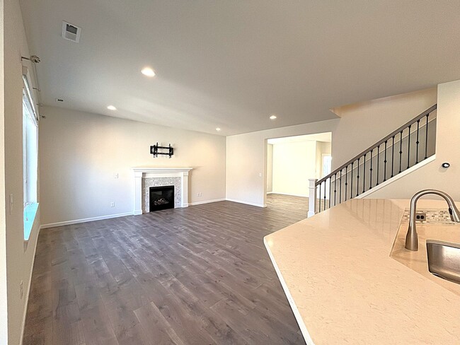 Building Photo - Gorgeous 5-Bedroom Home in University Place!