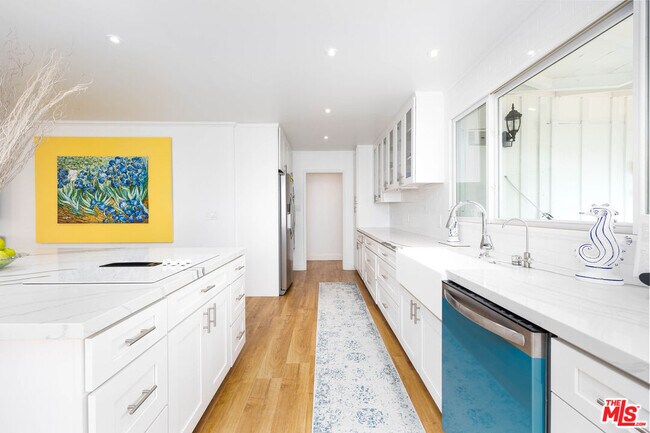 Building Photo - 1110 W Muirlands Dr