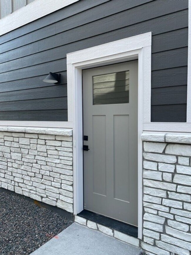 Building Photo - Townhouse For Lease