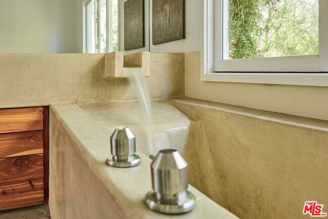 Building Photo - 6715 Fernhill Dr