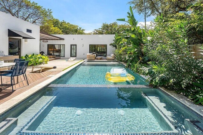 Building Photo - 445 NE 76th St