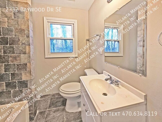 Building Photo - 2332 Baywood Dr SE