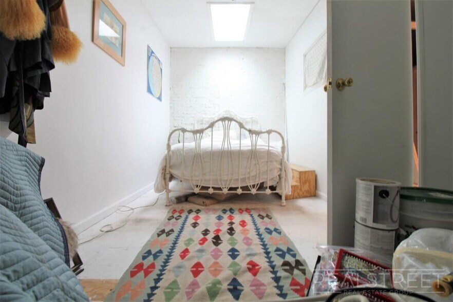 Building Photo - Spacious 2 Bed LOFT in Williamsburg!